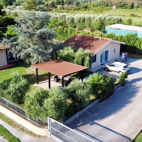 an overhead view of a house with a picnic table and a car at Vinciguerra Central House Tuscany in Altopascio