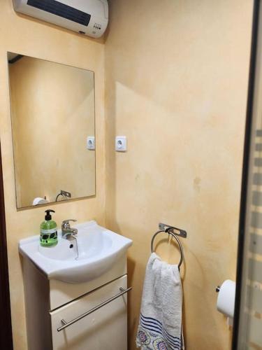 a bathroom with a sink and a mirror at El Apartamento in Ateca