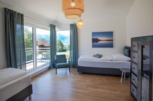 um quarto com 2 camas e uma grande janela em Im Mondseeland em Innerschwand