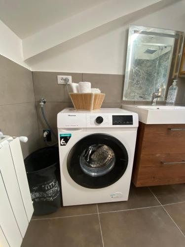 a washing machine in a kitchen next to a sink at Happyhouse in Turin