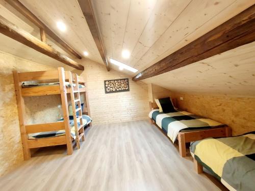 Zimmer mit 2 Etagenbetten in einem Haus in der Unterkunft Gîte des Rondins in Aumontzey