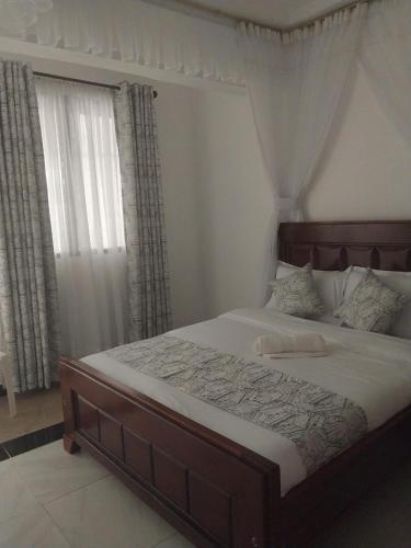 1 dormitorio con 1 cama grande y ventana grande en White House Resort, 