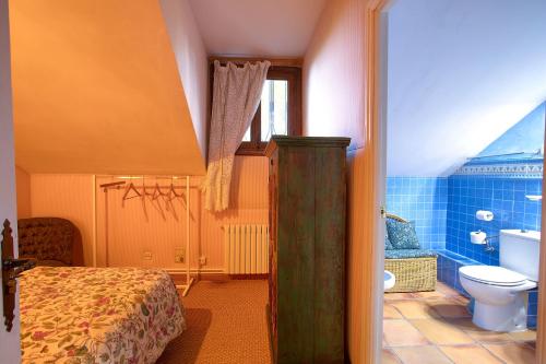 クエンカにあるHotel Rural Victoria by Bossh! Hotelsのベッドのある寝室とトイレのある浴室