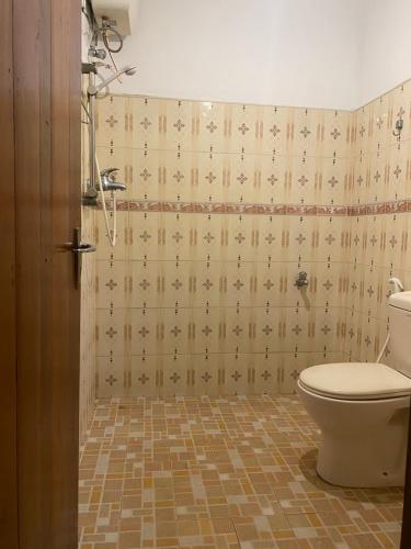 Mal villa في يوناواتونا: حمام به مرحاض وجدار من البلاط