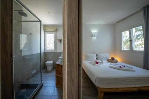 um quarto com uma cama e um chuveiro e uma casa de banho em Ocean View Junior Suite Tatu ZanzibarHouses em Kiwengwa