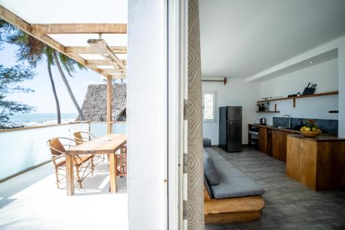 una cucina e una sala da pranzo con vista sull'oceano di Ocean View Junior Suite Tatu ZanzibarHouses a Kiwengwa