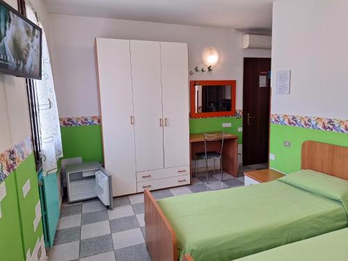 una piccola stanza con due letti e una scrivania di Affittacamere Due Mori a Monselice