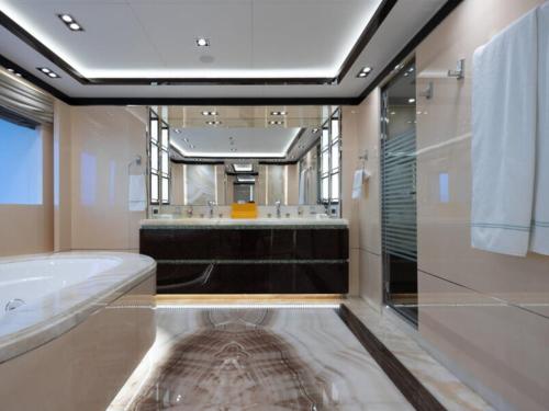 Ett badrum på Luxury Yacht Travels