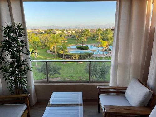 een kamer met een groot raam met uitzicht op een resort bij Appartement de luxe Prestigia Opale 