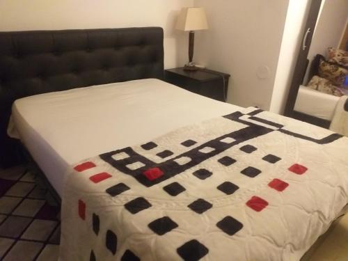 een bed met een dekbed in een slaapkamer bij A.B.C ROOM SERVICES in Garges-lès-Gonesse