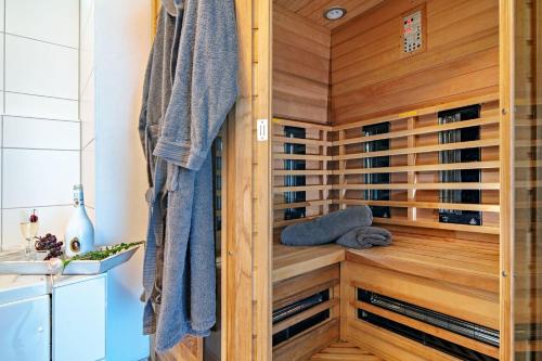 eine Sauna mit Holzvertäfelung im Bad in der Unterkunft Ferienwohnung-Brigantine-33-by-Seeblick-Ferien-ORO in Olpenitz