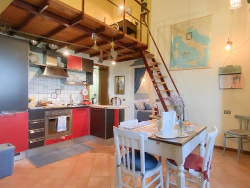 uma cozinha com mesa e cadeiras num quarto em Ca' Tomassino Holiday Apartments em Urbino