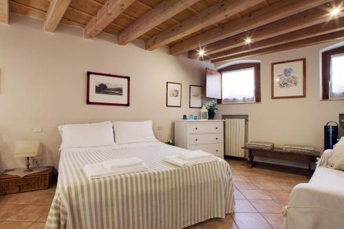 Giường trong phòng chung tại B&B Borgo Re Teodorico