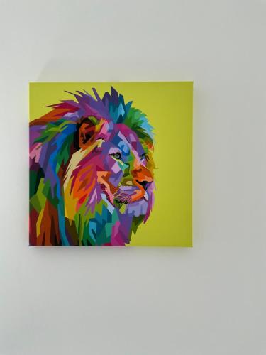 uma pintura de um rosto de leão em Privilege suite Gzira em Il-Gżira