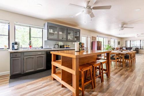 A kitchen or kitchenette at Ponderosa Creekside Retreat