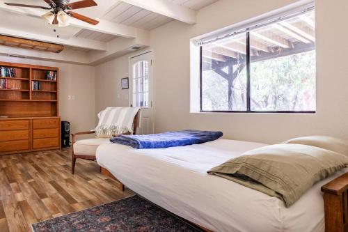 A bed or beds in a room at Ponderosa Creekside Retreat