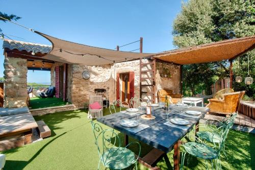 patio con mesa y sillas en LOASIS- Maison Provençale T4 proche Aix en Pce, en Meyrargues