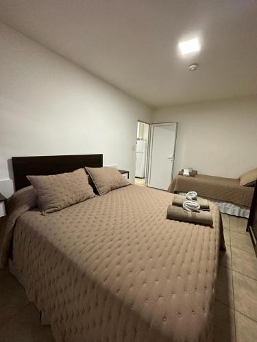 sypialnia z dużym łóżkiem w pokoju w obiekcie Andes Fueguinos w mieście Ushuaia