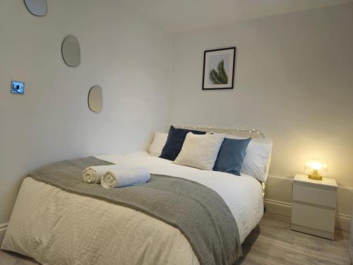 1 dormitorio con 1 cama con 2 toallas en The Windsor Lodge en Brighton & Hove