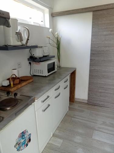 Una cocina o zona de cocina en Yaka