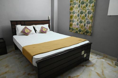 1 dormitorio con 1 cama con sábanas y almohadas blancas en HOTEL BEACH A/C, en Port Blair