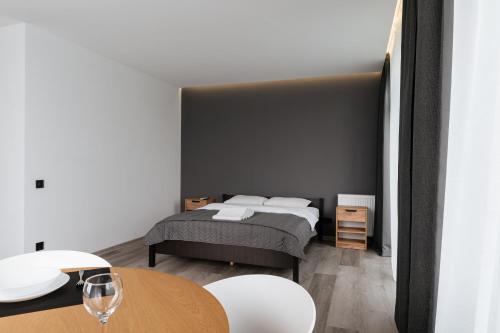 1 dormitorio con 1 cama, mesa y sillas en Luxury Apartments CITY, en Uzhhorod