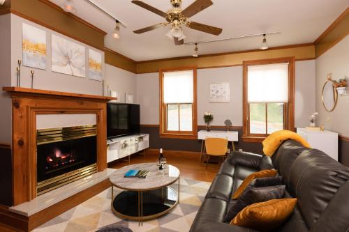 sala de estar con sofá y chimenea en Riverboat Suites, en Galena