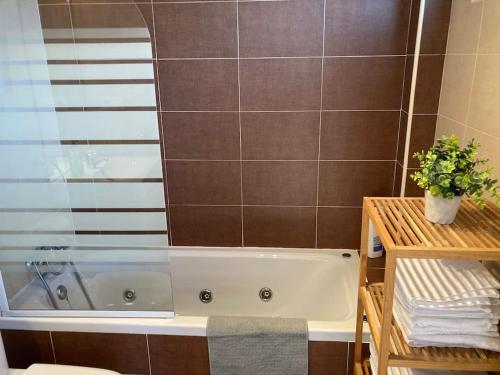 Koupelna v ubytování RURAL3MIJAROJOS casa con jardin y piscina privada en el centro de Cantabria