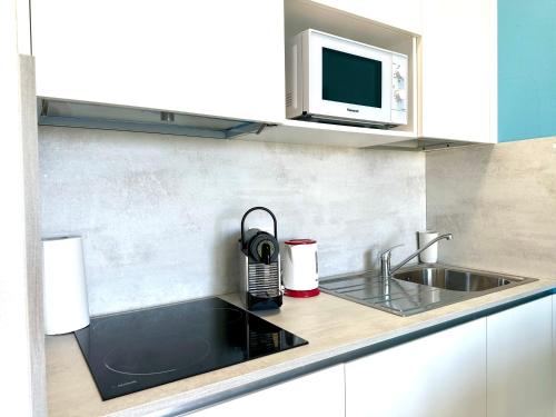 Η κουζίνα ή μικρή κουζίνα στο Beach Front Apartment Sabbiadoro