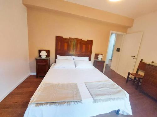 スビアーコにあるCasetta al Ponte Subiacoのベッドルーム1室(白い大型ベッド1台、ナイトスタンド2台付)