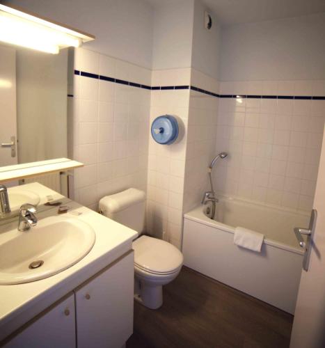 une salle de bain avec un lavabo, des toilettes et une baignoire dans l'établissement Hôtel de La Poste, à La Cavalerie