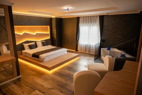 um quarto de hotel com uma cama e um sofá em La Ruota Hotel Sharr em Dragash