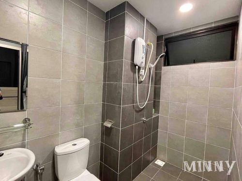 baño con aseo y teléfono en la pared en Netizen Balcony View MRT 4-5pax #17 en Cheras