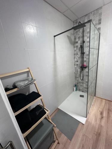 una ducha con puerta de cristal en un baño en Casa Libertad Estepona, en Estepona
