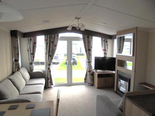 Μια τηλεόραση ή/και κέντρο ψυχαγωγίας στο Kingfisher Bordeaux 8 Berth Central Heated FREE WIFI