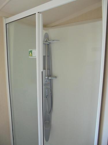 un bagno con doccia e porta in vetro di Kingfisher Bordeaux 8 Berth Central Heated FREE WIFI a Ingoldmells