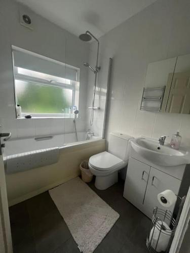 a bathroom with a sink and a toilet and a tub at Solihull house weekly/ monthly in Sheldon