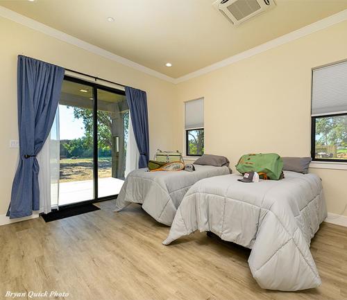 1 dormitorio con 2 camas y ventana grande en Three Bedroom River Access en Redding