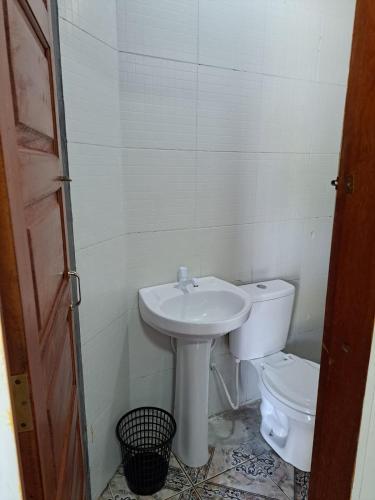bagno con lavandino e servizi igienici di AP 3 - Suíte Confortável e Aconchegante - Pousada Paraíso a Macapá