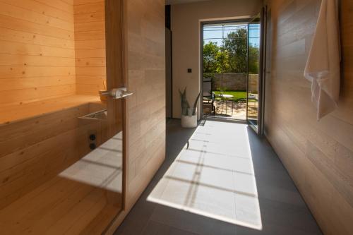 um corredor de uma casa com uma porta e uma janela em Casa Arbor Blanco with a see view and heated infinity pool em Fažana