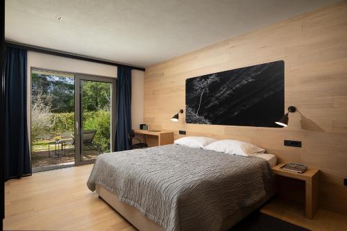 um quarto com uma cama grande e uma janela grande em Casa Arbor Blanco with a see view and heated infinity pool em Fažana