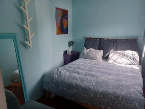 - une chambre avec un lit et un mur bleu dans l'établissement Appia Antica Rooms, à Rome