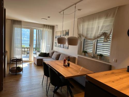 un soggiorno con tavolo e divano di Apartment Deluxe Ossiacher See - Gerlitzen a Sattendorf