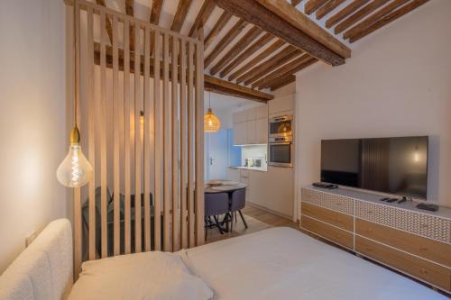 une chambre avec un lit, une télévision et une table dans l'établissement Appartement de charme, à Aix-en-Provence