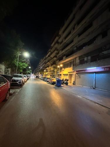 une rue vide la nuit avec des voitures garées dans la rue dans l'établissement The A&D Urban Central Retreat, à Thessalonique