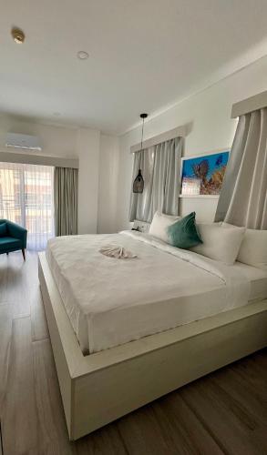 a bedroom with a large white bed in a room at The Watermark Hotel in San Pedro
