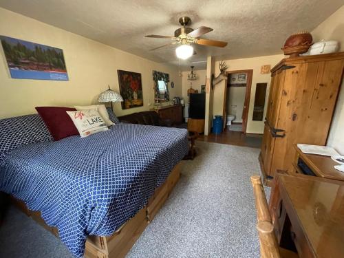 um quarto com uma cama e uma ventoinha de tecto em Stewart Chalet @ Yosemite/Bass Lake em Bass Lake