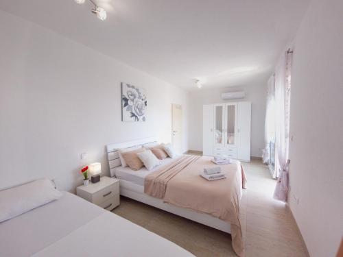 Modern villa with jacuzzi, beautiful sea view, near Split! Villa 36A