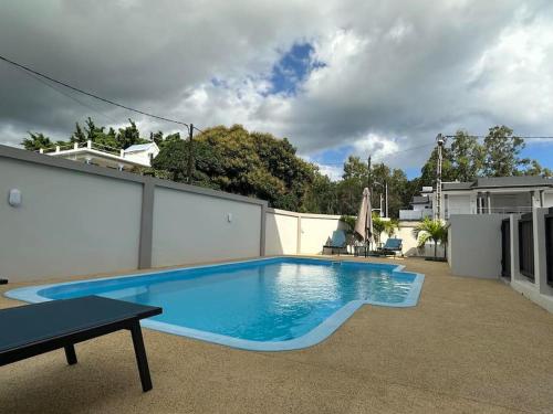 una gran piscina azul en un patio en SeaSand-Entire Luxury 3 BD condo - Close to beach, en Flic en Flac