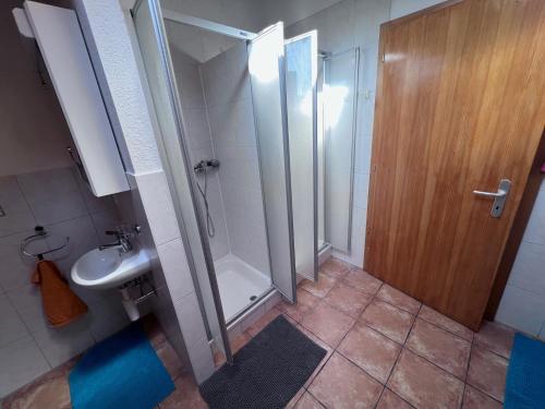 a bathroom with a shower and a sink at Gite la Cigale lit en dortoir in Saxon